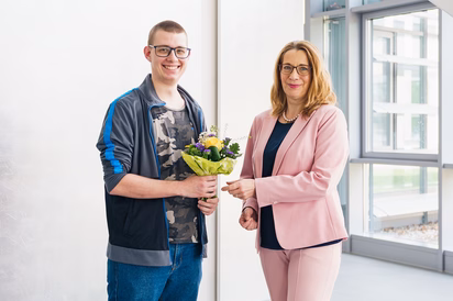 Heidrun Hausen überreicht Thomas Passenheim einen Blumenstrauß.