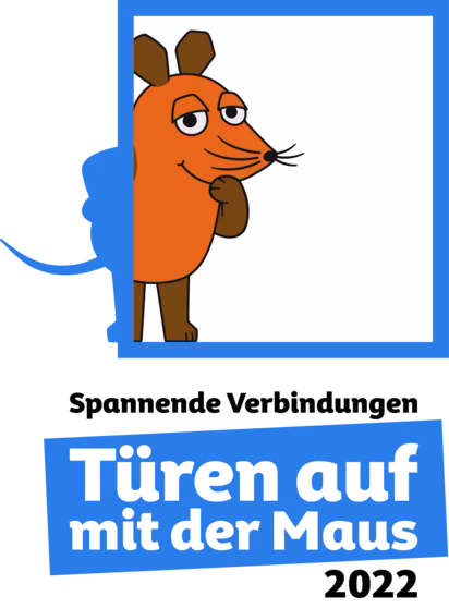 Die orangefarbene Maus aus der bekannten Sendung "Sendung mit der Maus" wird gezeigt. Das Logo weißt auf das "Event Türen auf mit der Maus" (2022) hin.