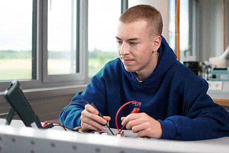 ELECTRONICS TECHNICIAN FOR EQUIPMENT AND SYSTEMS (f/m/d)