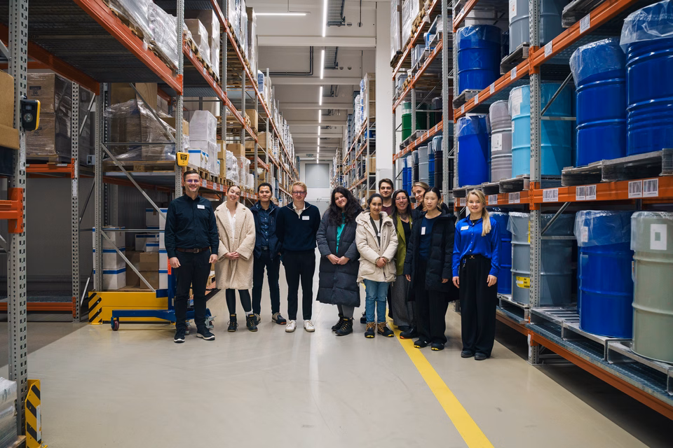 Auszubildende der DHL Global Forwarding besuchen DELO Logistikcenter