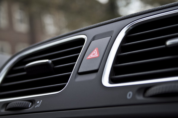 Verklebung von dekorativen Elementen im Auto Verklebung von dekorativen Elementen im Auto mit DELO-Klebstoff